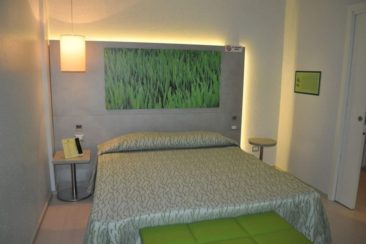 Minibar, in-room safe, soundproofing, WiFi