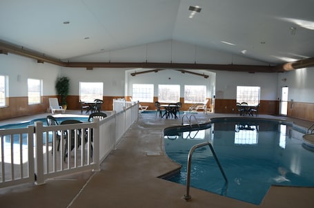 Una piscina cubierta. AmericInn by Wyndham Maquoketa