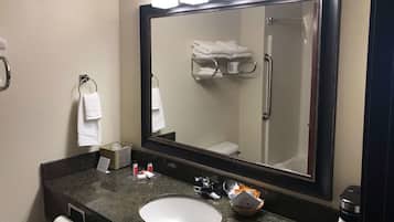 Combined shower/bathtub, free toiletries, hair dryer, towels
