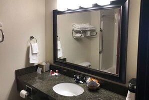 Combined shower/tub, free toiletries, hair dryer, towels - AmericInn by Wyndham Maquoketa (Maquoketa)