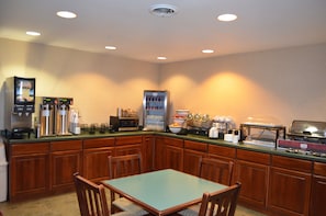 Free daily continental breakfast  - AmericInn by Wyndham Maquoketa (Maquoketa)