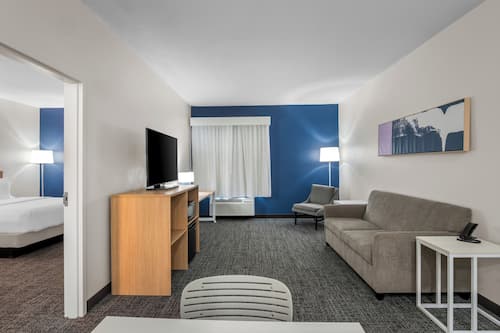 Suite, 1 cama King size | Escritorio, espacio para trabajar con laptop y cortinas blackout