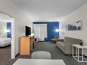 Suite, 1 letto king | Una scrivania, postazione laptop, tende oscuranti, ferro/asse da stiro