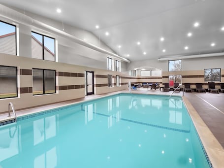 Piscina interna. Spark by Hilton Ann Arbor South