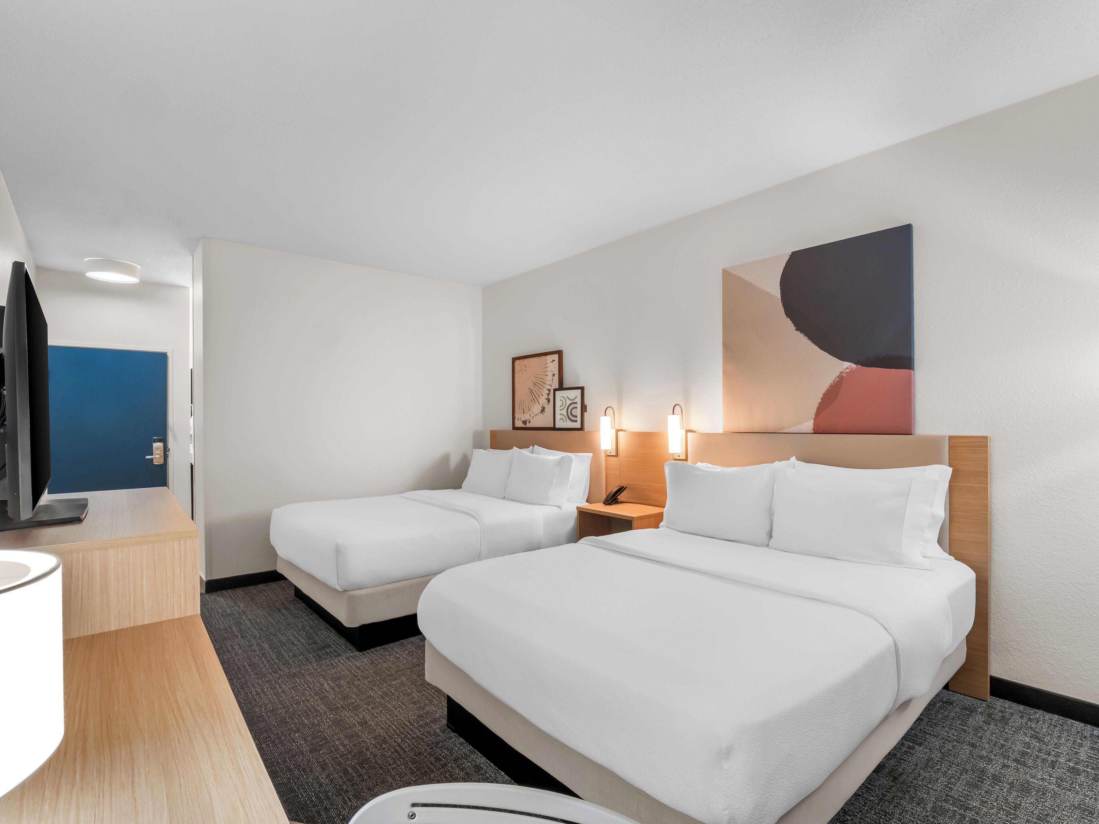 Habitación, 2 camas de matrimonio | Escritorio, espacio para trabajar con un portátil, cortinas opacas