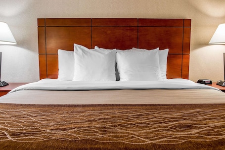 Escritorio, espacio para trabajar con laptop y cortinas blackout