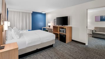 Suite, 1 cama King size | Escritorio, espacio para trabajar con laptop y cortinas blackout