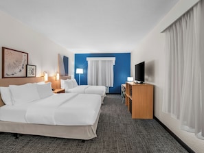 Camera, 2 letti queen | Una scrivania, postazione laptop, tende oscuranti, ferro/asse da stiro