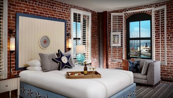 Premium bedding, pillowtop beds, minibar, in-room safe at Argonaut Hotel