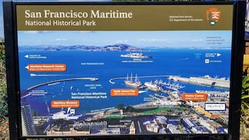 Mapa del Parque Histórico Nacional Marítimo de San Francisco que destaca puntos clave como el Centro de Investigación Marítima, el Museo Marítimo y el Muelle Hyde.