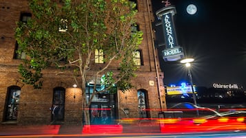 Vista frontal de la propiedad por la tarde o noche