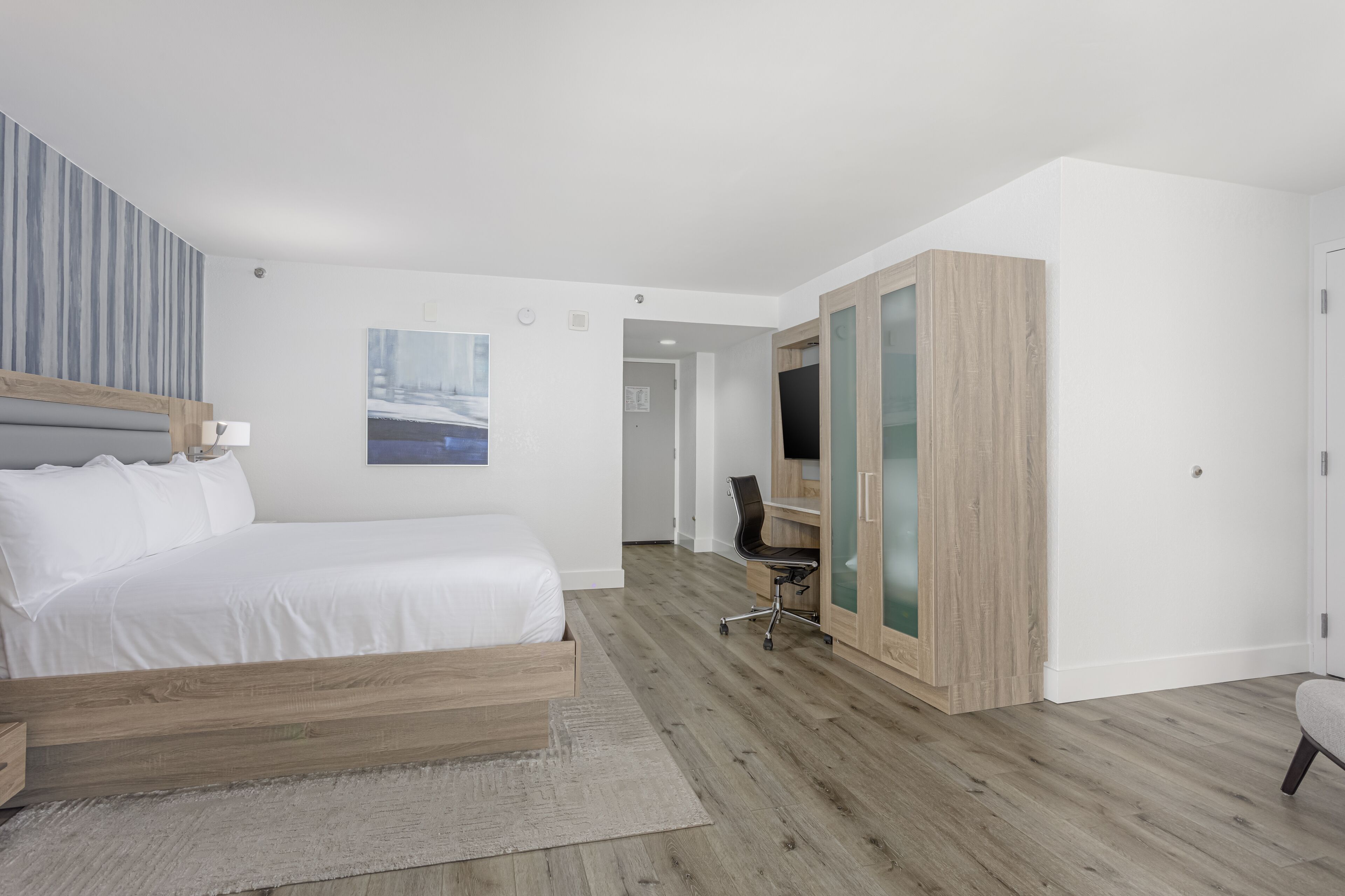 Kamer | Luxe beddengoed, een kluis op de kamer, een bureau, een laptopwerkplek