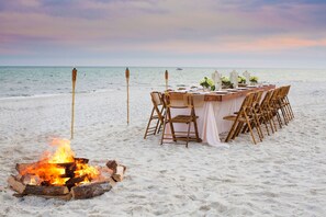 On the beach, white sand, sun loungers, beach umbrellas - Perdido Beach Resort (Orange Beach)
