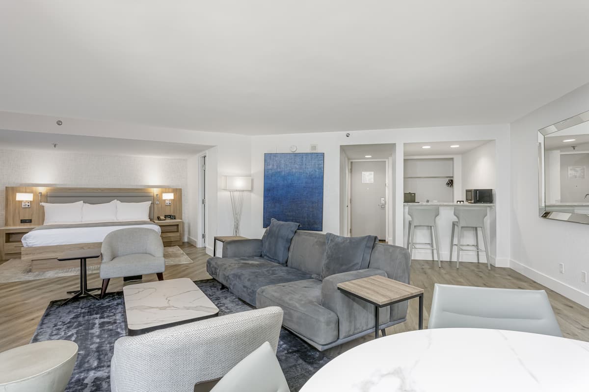 Executive Suite, 1 King Bed | Premium bedding, in-room safe, desk, laptop workspace