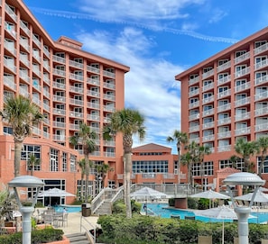 Piscine couverte, piscine extérieure, chaises longues