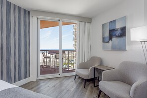 Hochwertige Bettwaren, Zimmersafe, Schreibtisch