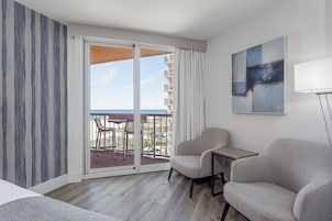 Ropa de cama de alta calidad y caja de seguridad en la habitación 