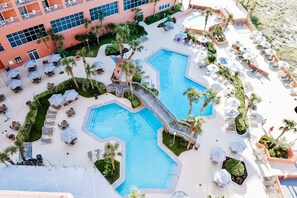 Piscine intérieure, piscine extérieure, chaises longues