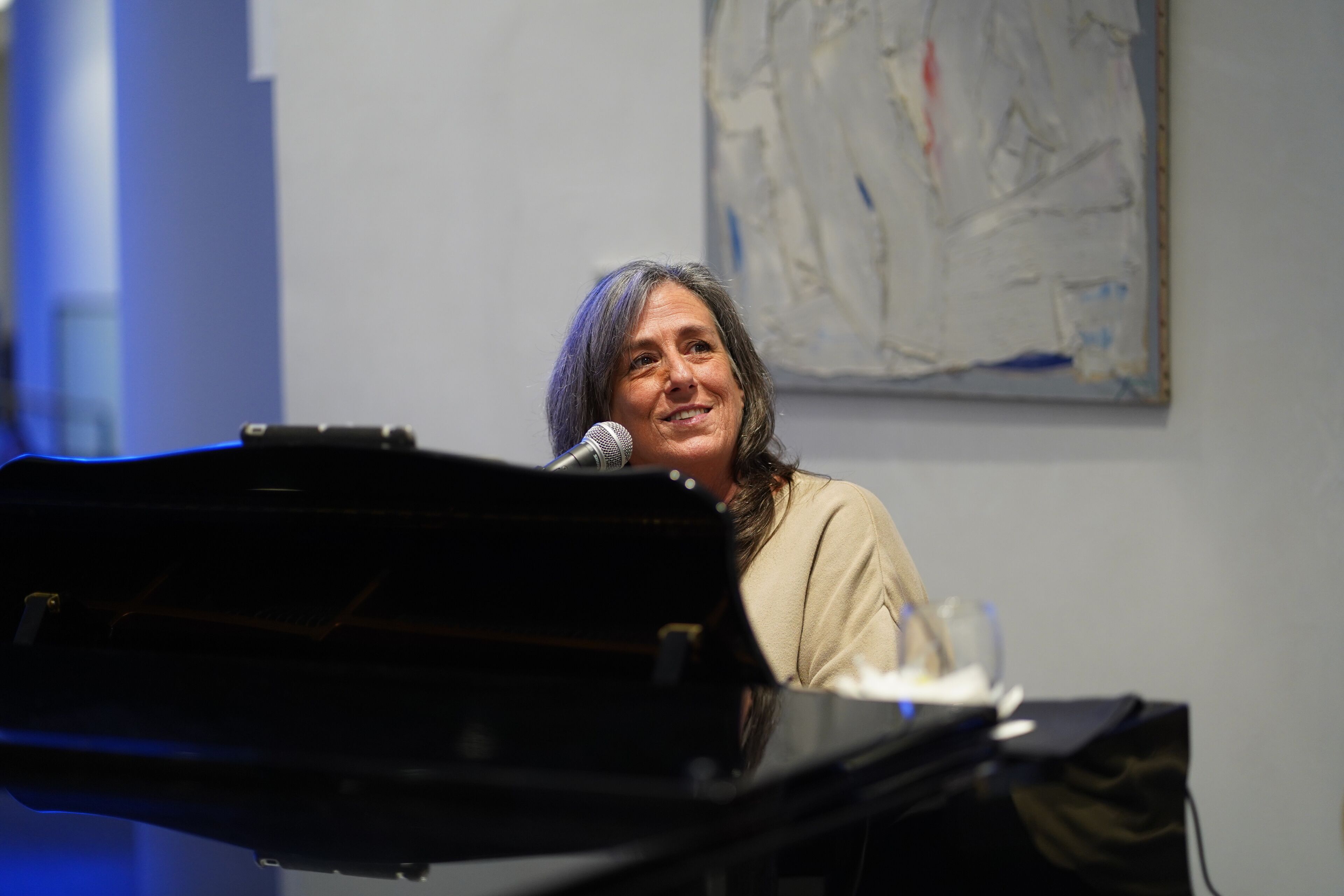 3 bars/lounges, piano bar