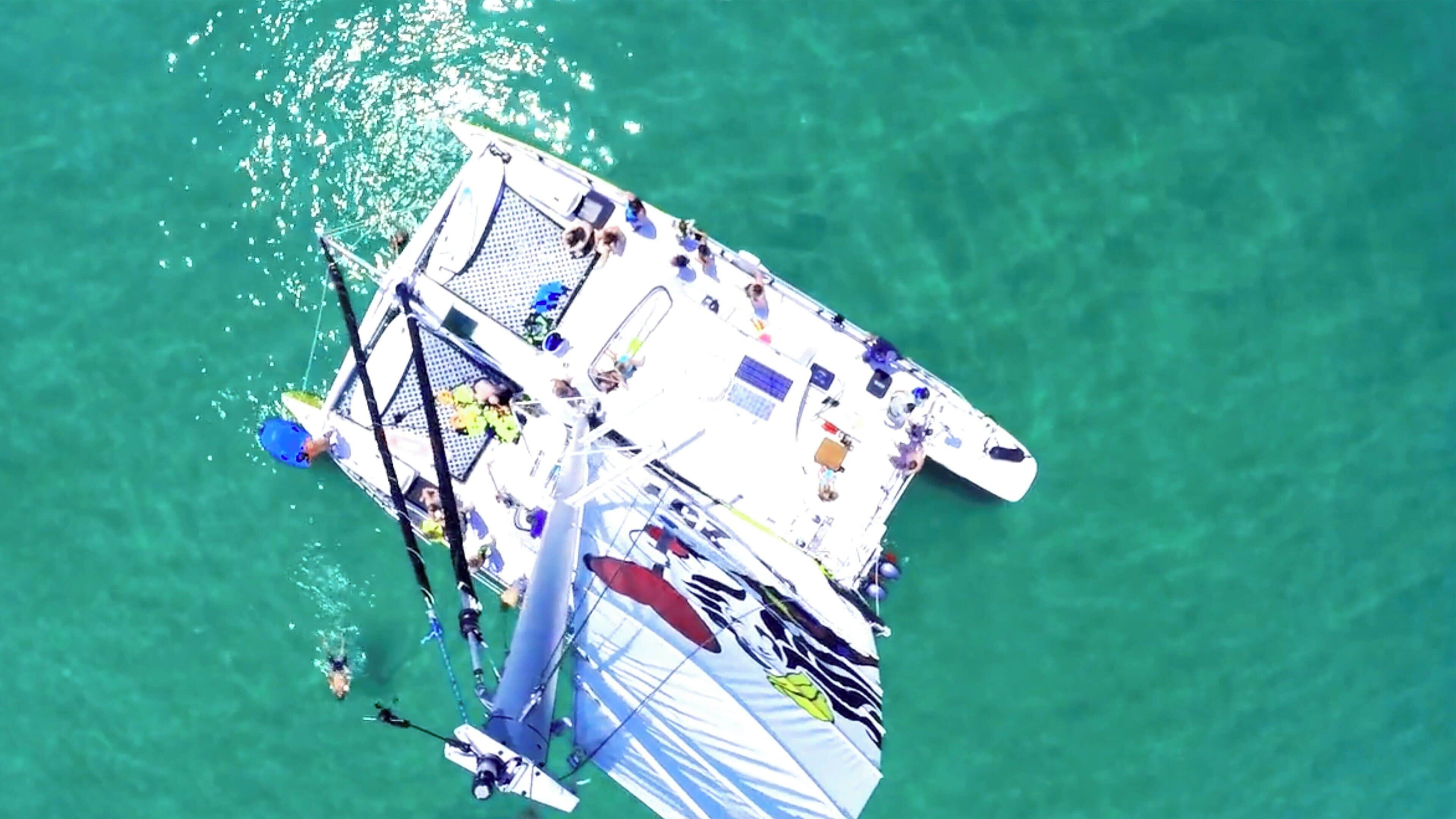 Vista aérea de una estructura flotante con terraza, asientos y diverso equipo.
