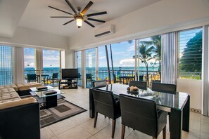 Condo, 2 quartos, 2 banheiros, de frente para o oceano (Unit 202) | Área de estar | TV 0 polegadas com canais a cabo