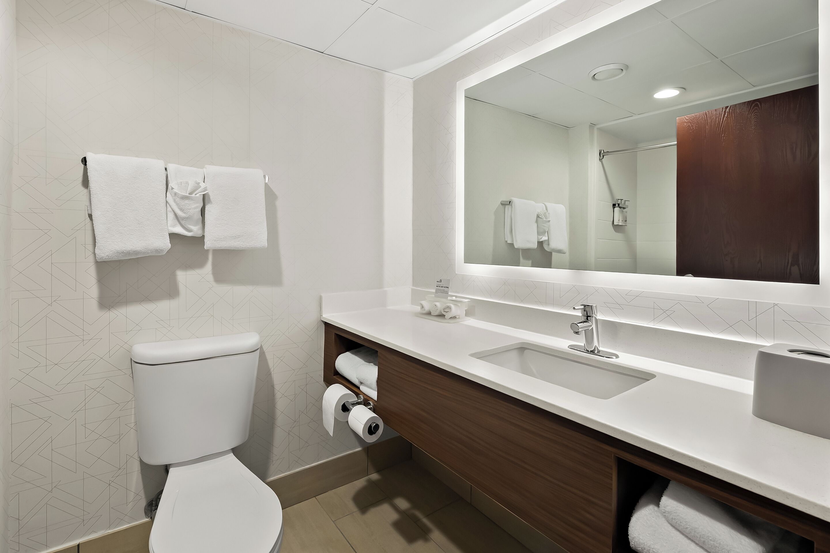 standard room | bathroom | free toiletries, hair dryer, towels
