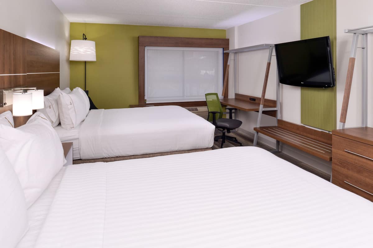 Habitación estándar, 2 camas de matrimonio | 1 dormitorio, caja fuerte, escritorio y tabla de planchar con plancha