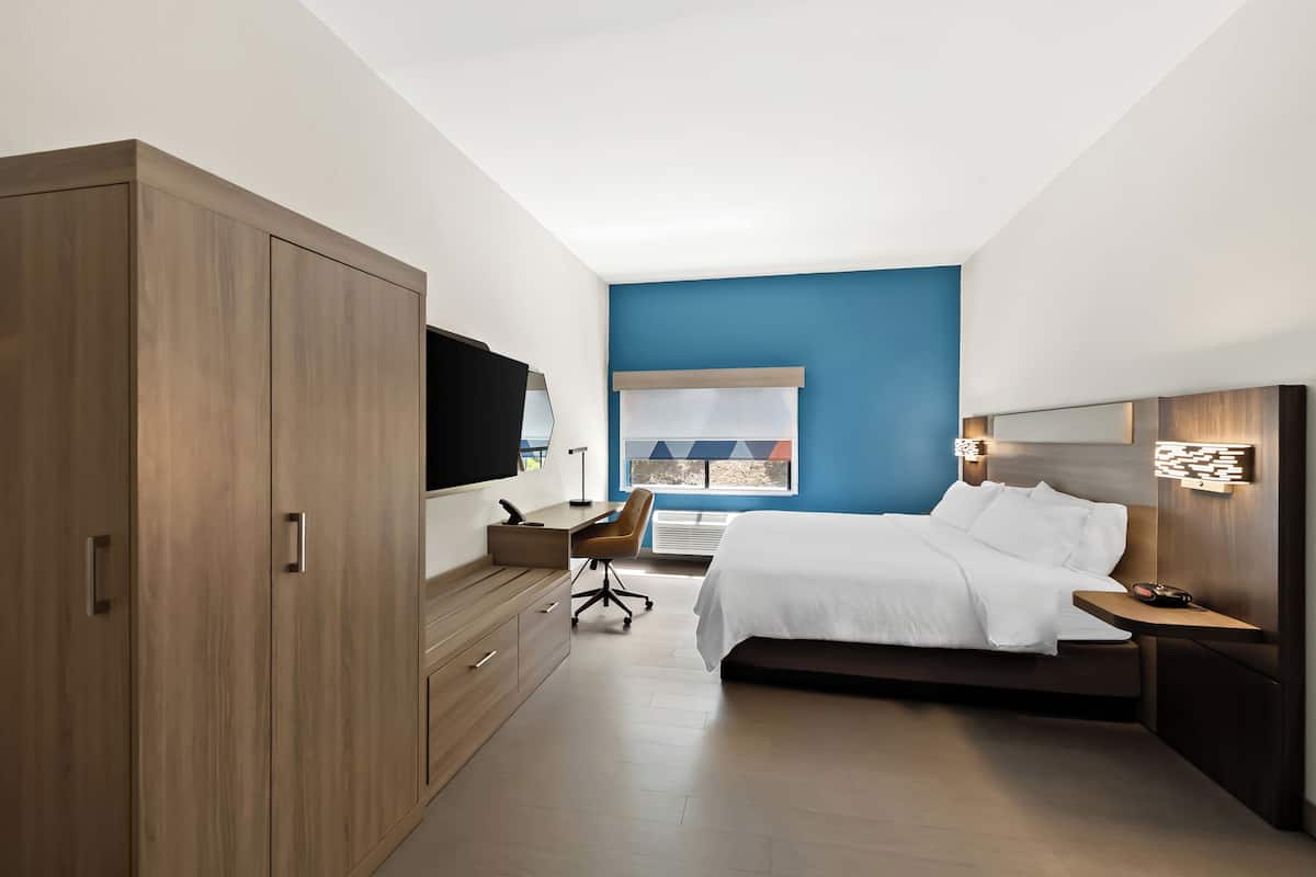 1 bedroom, in-room safe, desk, iron/ironing board