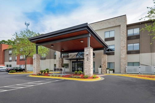 Holiday Inn Express & Suites Raleigh NE - Medical Ctr Area by IHG
