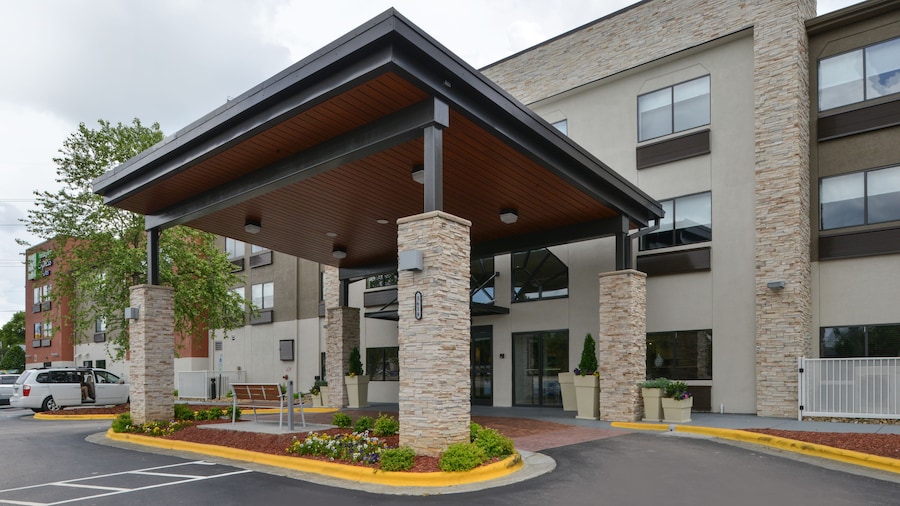 Holiday Inn Express & Suites Raleigh NE - Medical Ctr Area by IHG