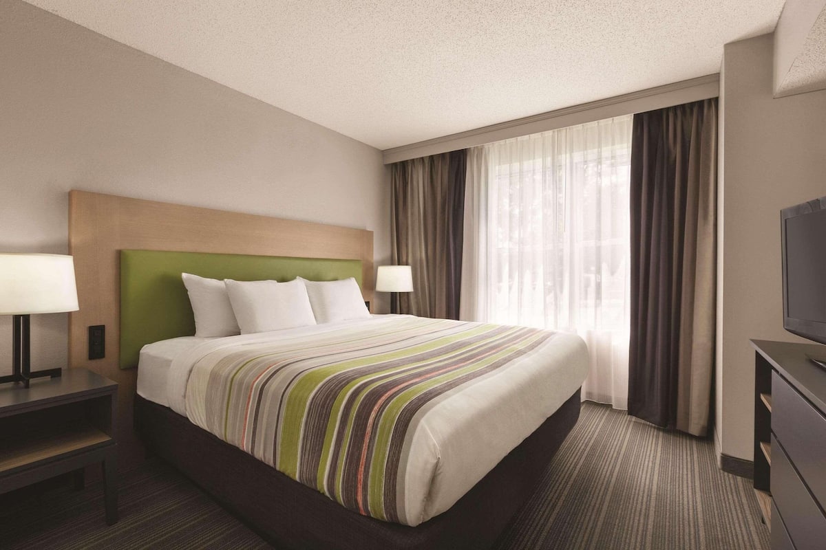 Suite, 1 Bedroom, Non Smoking | 1 bedroom, in-room safe, desk, iron/ironing board