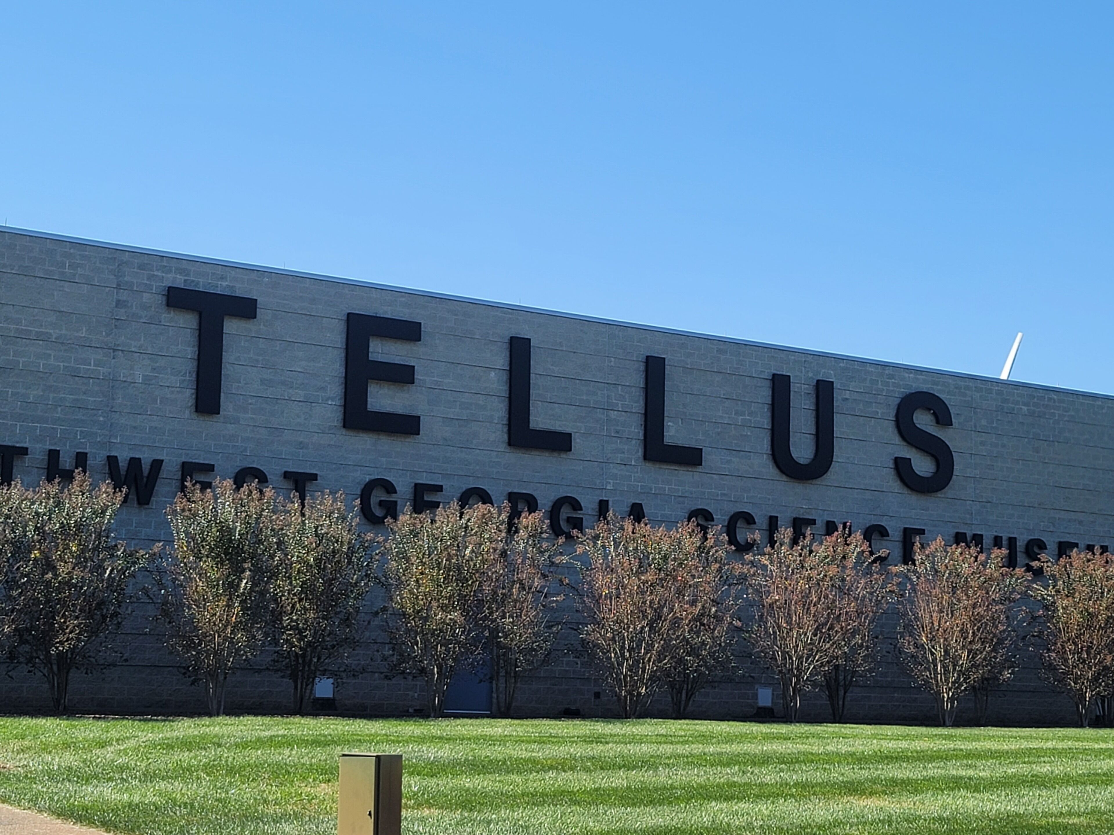 Een gebouw met de tekst 'TELLUS' en 'TWENTY GEORGE SCIENCE MUSEUM', wat aangeeft dat dit een vast onderdeel van het gebouw is.