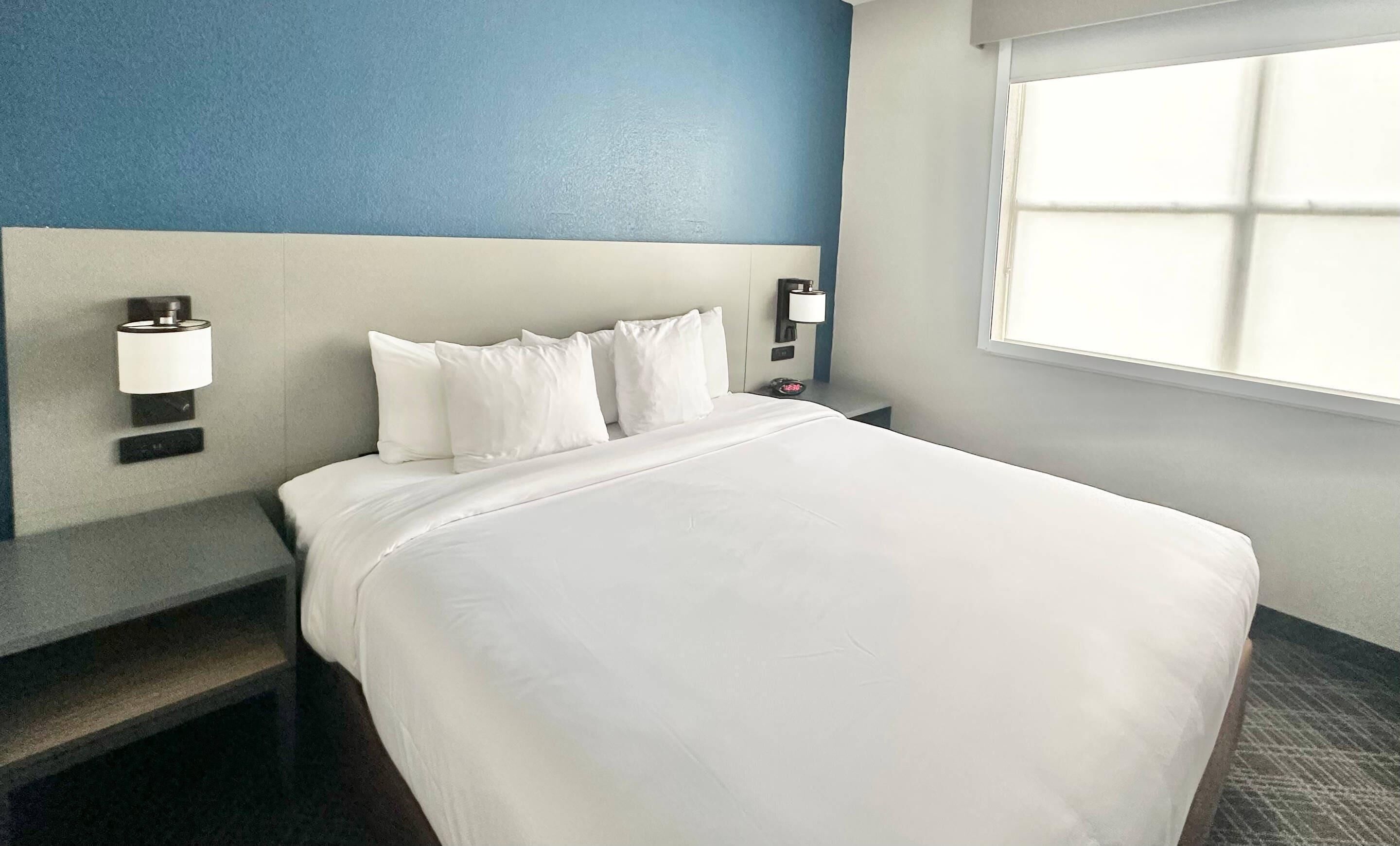 Desk, laptop workspace, iron/ironing board, free WiFi