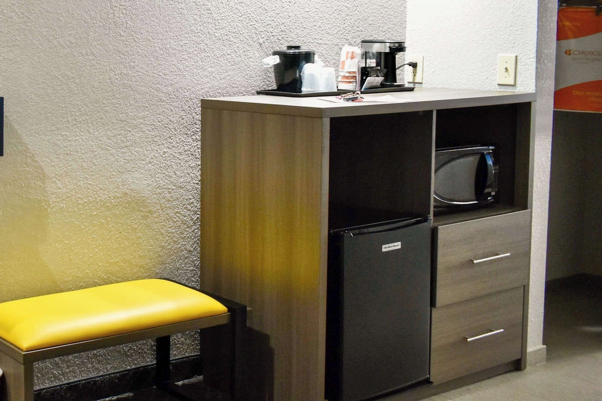 Een bureau, een laptopwerkplek, een strijkplank/strijkijzer, gratis wifi
