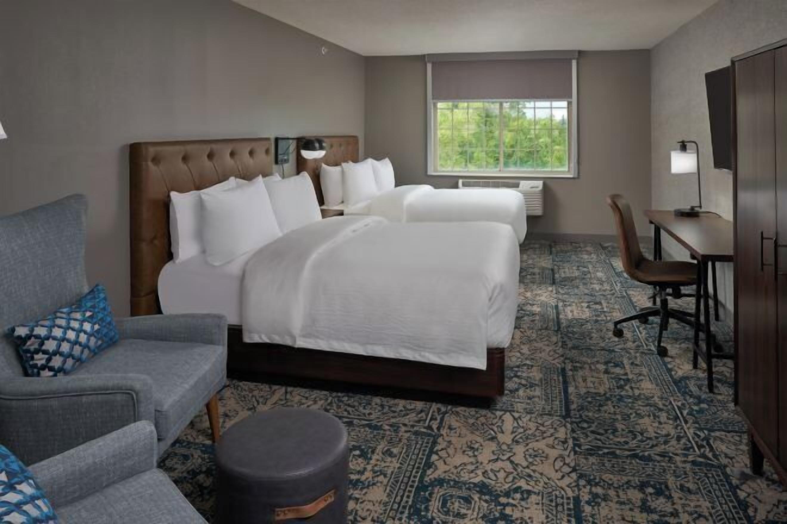 Egyptian cotton sheets, premium bedding, in-room safe, desk