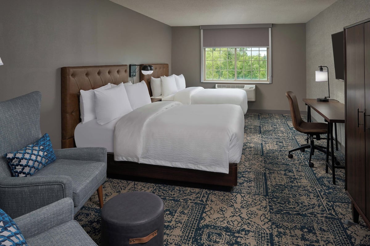 Egyptian cotton sheets, premium bedding, in-room safe, desk