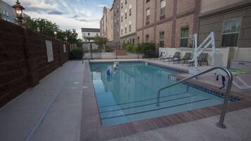 Alberca al aire libre y camastros