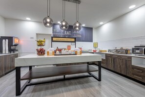 Free daily buffet breakfast  - Hampton Inn Houston Deer Park Ship Area (Deer Park)