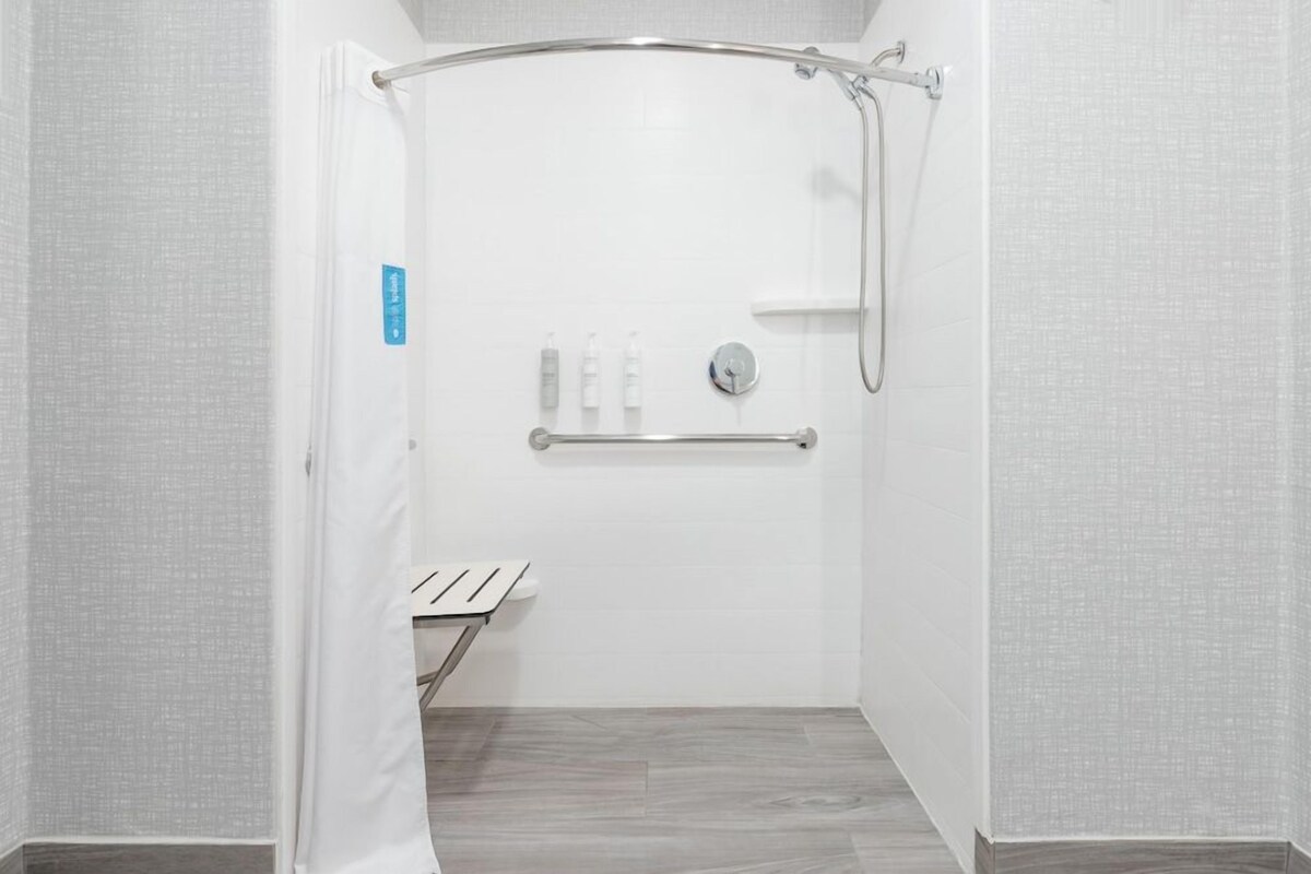 Bathroom | Free toiletries, hair dryer, towels