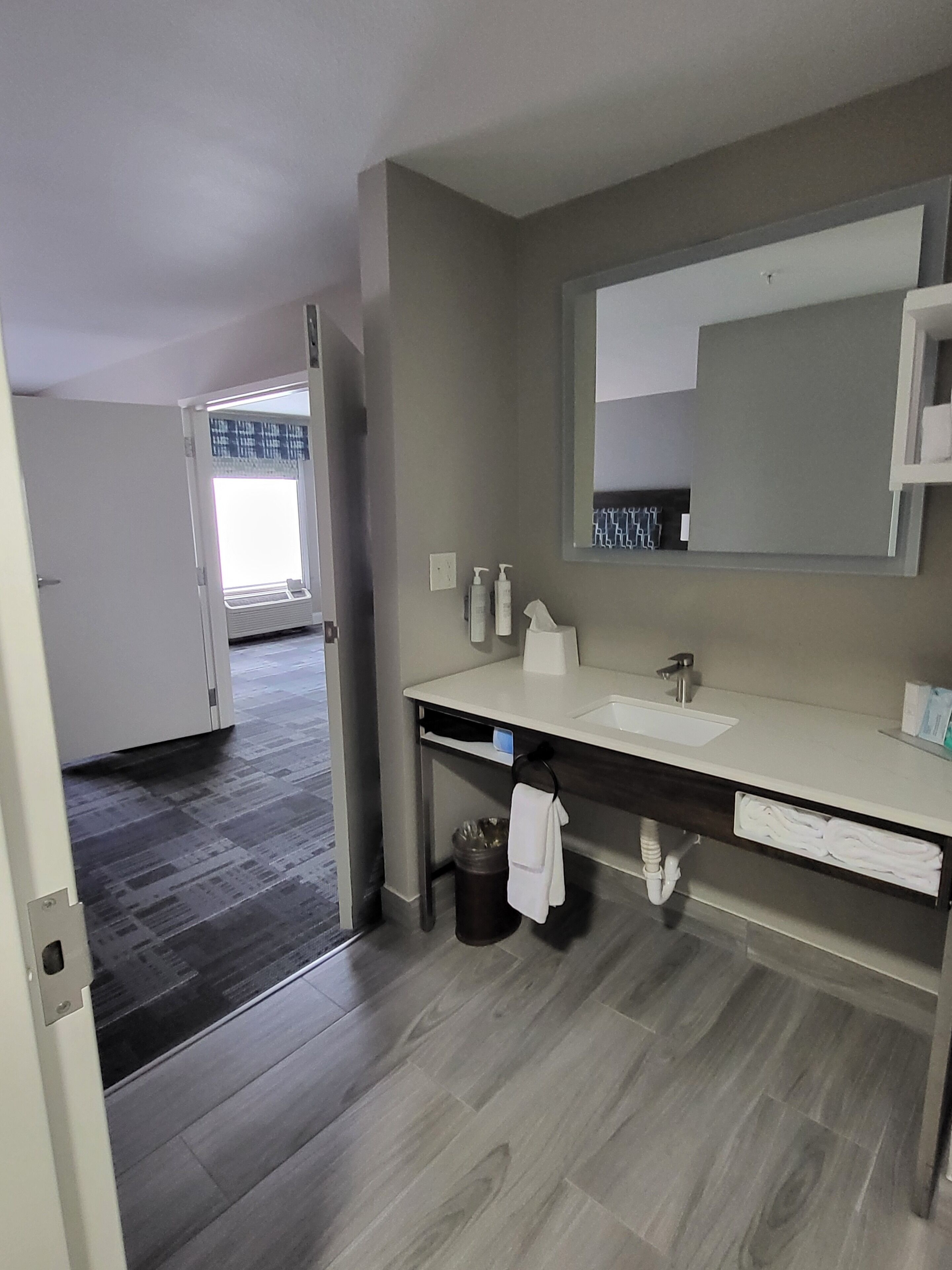 suite, 1 king bed, non smoking | bathroom | free toiletries, hair dryer, towels