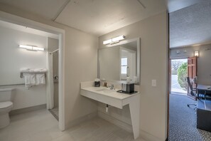 Suihku, ilmaiset hygieniatuotteet, hiustenkuivaaja, bidee