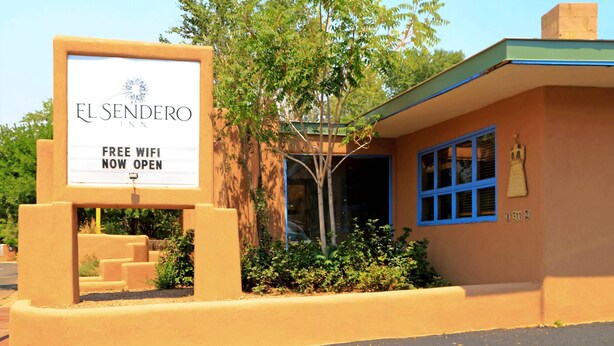 A sign for El Sendero Inn advertising free wifi.