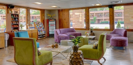 Lobby. El Sendero Inn, an Ascend Collection Hotel