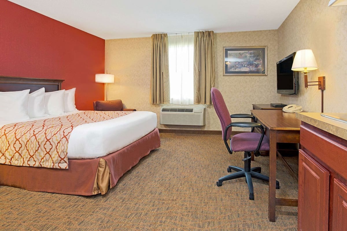 Escritorio, espacio para trabajar con laptop y cortinas blackout