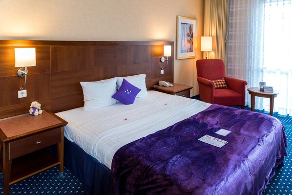 Ropa de cama de alta calidad y caja de seguridad en la habitación 