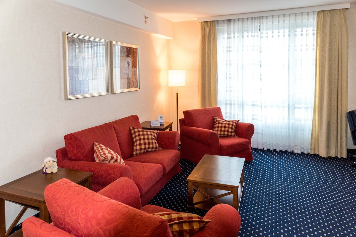 Junior suite | Woonruimte | Een 81-cm flatscreentelevisie met satellietzenders en televisie