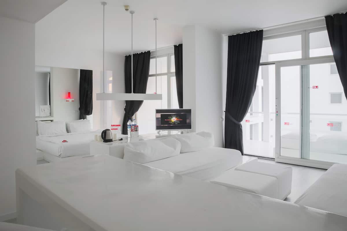 1 bedroom, minibar, in-room safe, desk