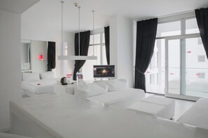 Family Room, City View | Minibar, in-room safe, desk, laptop workspace - Hotel SU & Aqualand (Antalya)