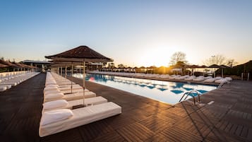 Indoor pool, seasonal outdoor pool, pool umbrellas, sun loungers