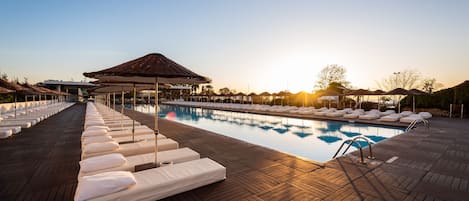 Piscina coperta, piscina stagionale all'aperto, ombrelloni da piscina